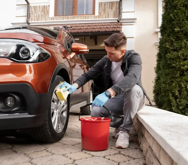 Lavage auto à domicile Hamelet : professionnel intervenant sur un véhicule
